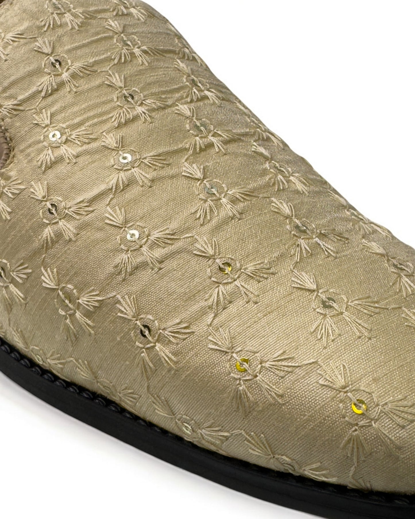 Men’s Embroidered Mojari – Regal Ethnic Slip-Ons for Weddings & Festive Wear