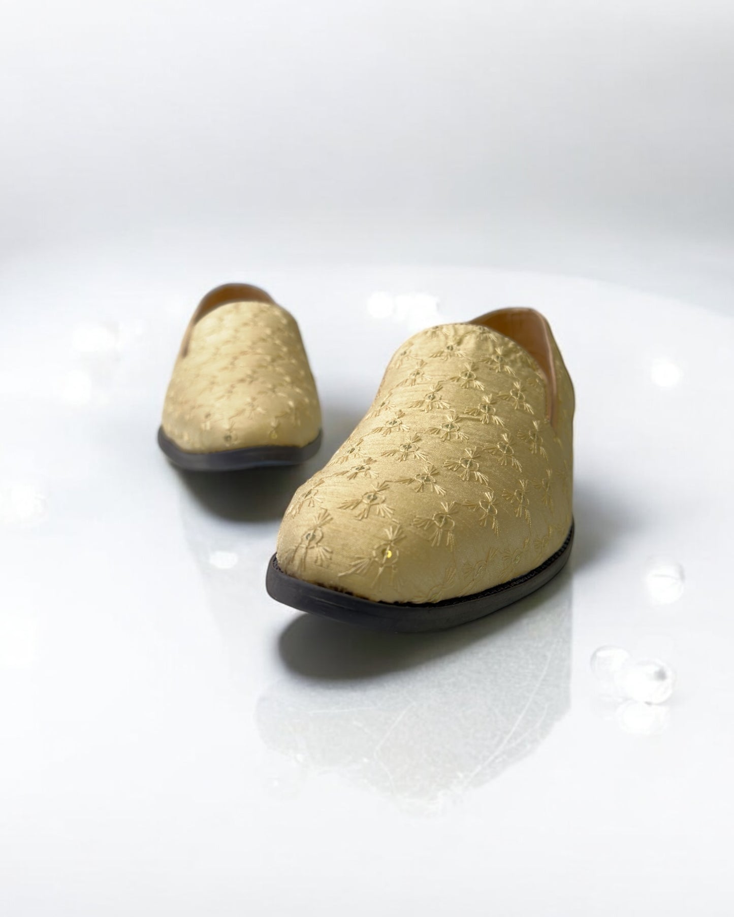 Men’s Embroidered Mojari – Regal Ethnic Slip-Ons for Weddings & Festive Wear