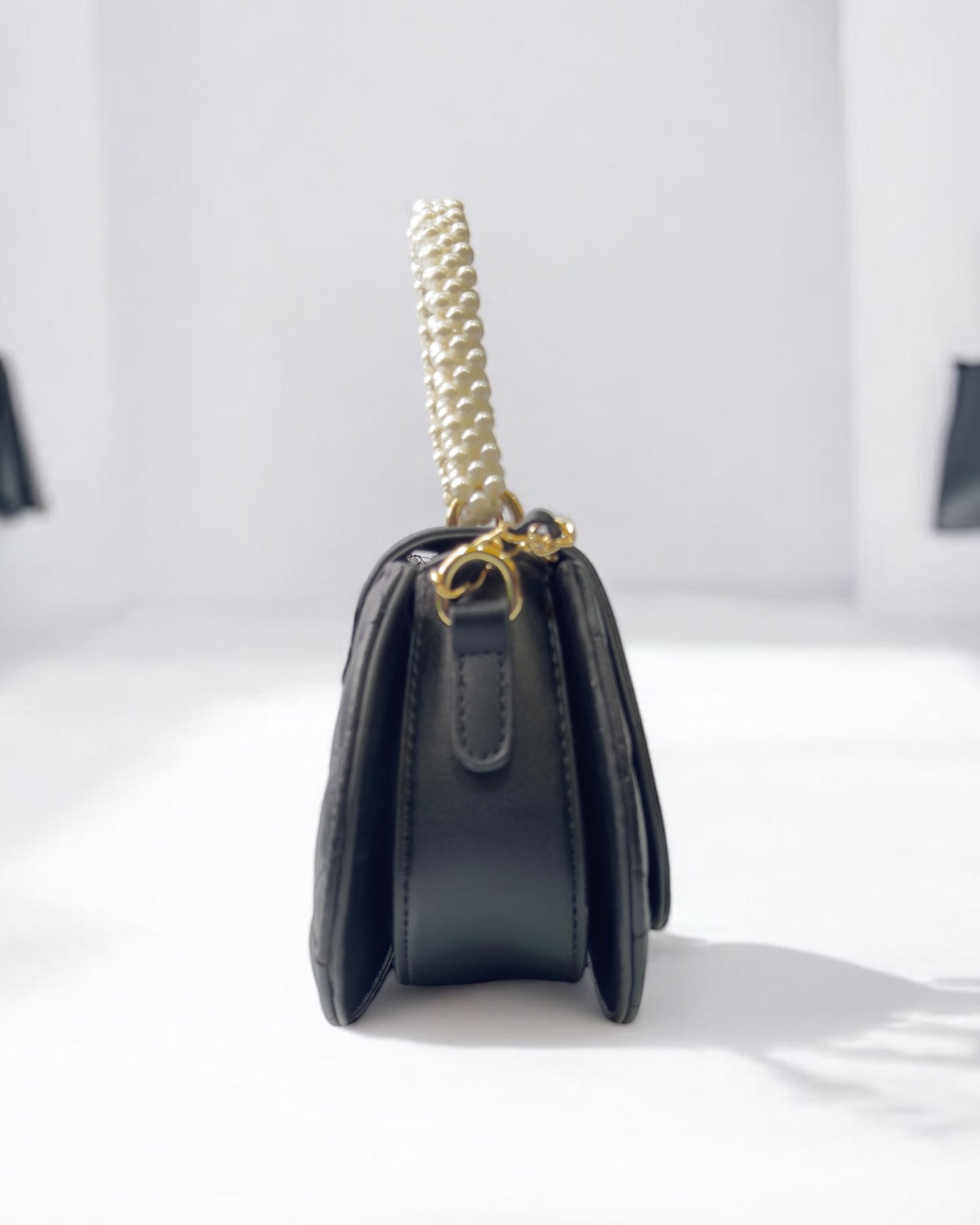 Women's Royal Charm Black Pearl Handle Handbag – Where Elegance Meets Edge