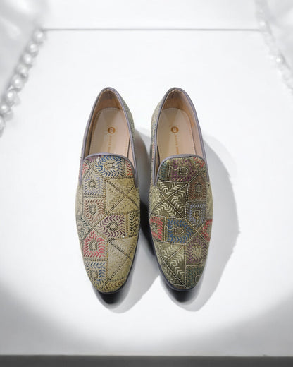 Pastel Olive Embroidered Men’s Mojari – Regal Ethnic Slip-Ons for Weddings &amp; Festive Wear