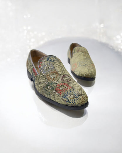 Pastel Olive Embroidered Men’s Mojari – Regal Ethnic Slip-Ons for Weddings &amp; Festive Wear