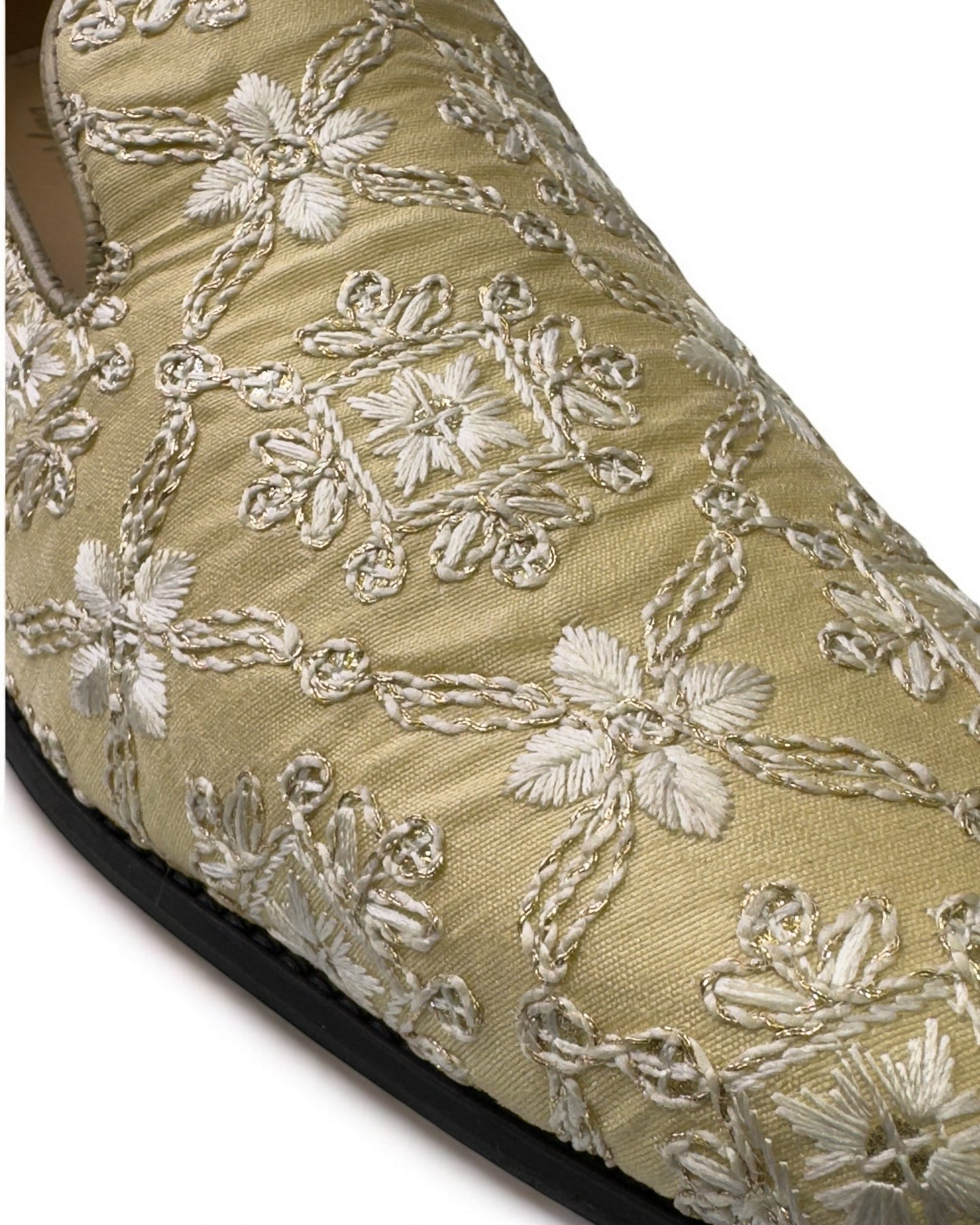 Men’s Embroidered Mojari – Regal Ethnic Slip-Ons for Weddings & Festive Wear