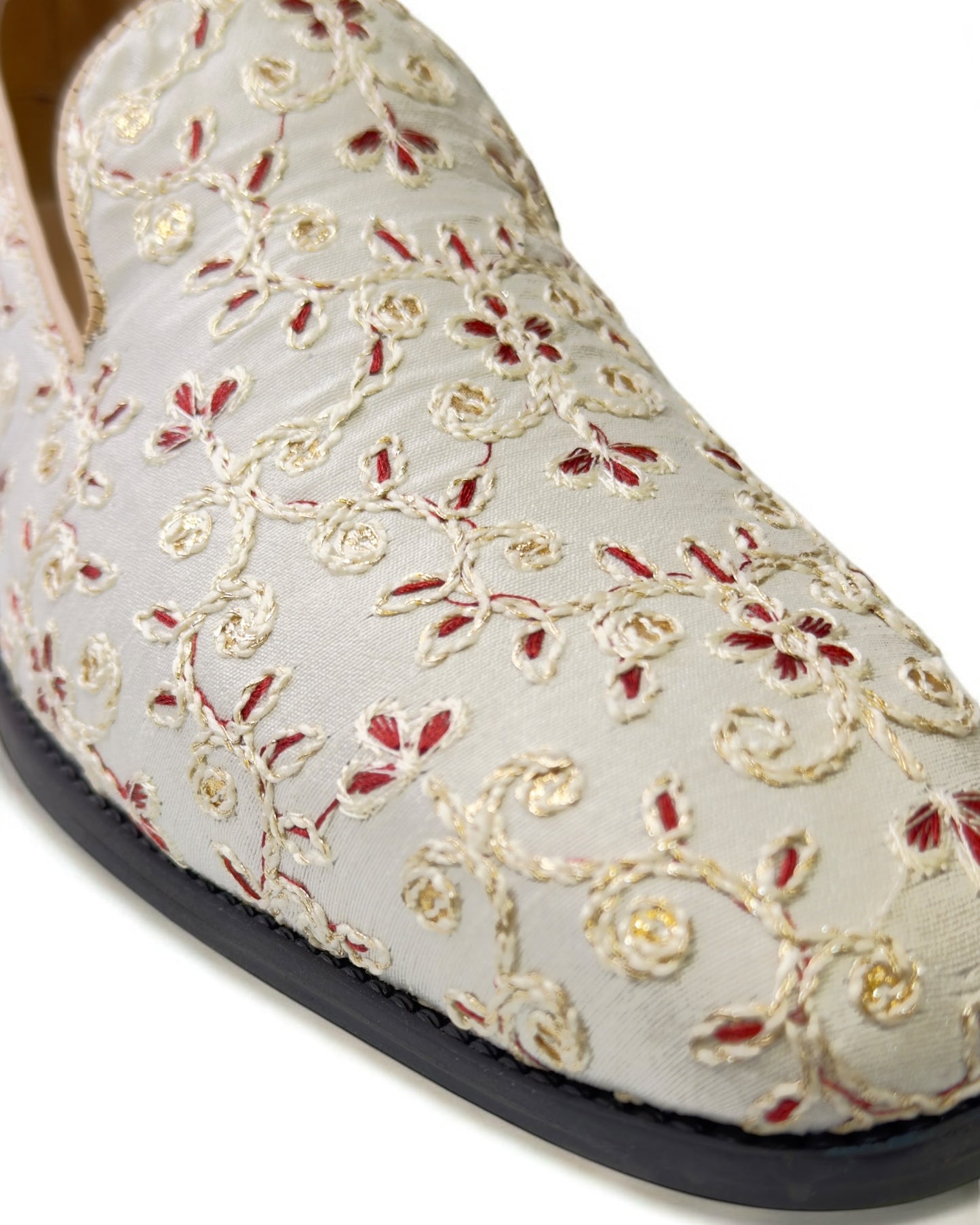Embroidered Men’s Pearl Wite Embroidered Mojari – Regal Ethnic Slip-Ons for Weddings & Festive Wear