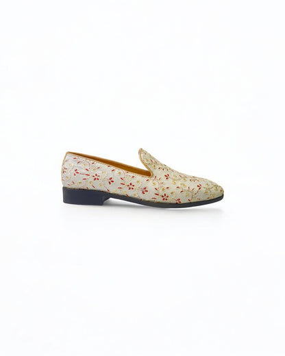 Embroidered Men’s Pearl Wite Embroidered Mojari – Regal Ethnic Slip-Ons for Weddings & Festive Wear