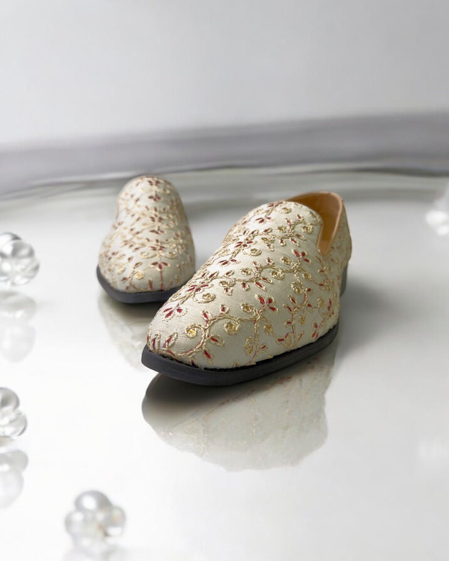 Embroidered Men’s Pearl Wite Embroidered Mojari – Regal Ethnic Slip-Ons for Weddings & Festive Wear