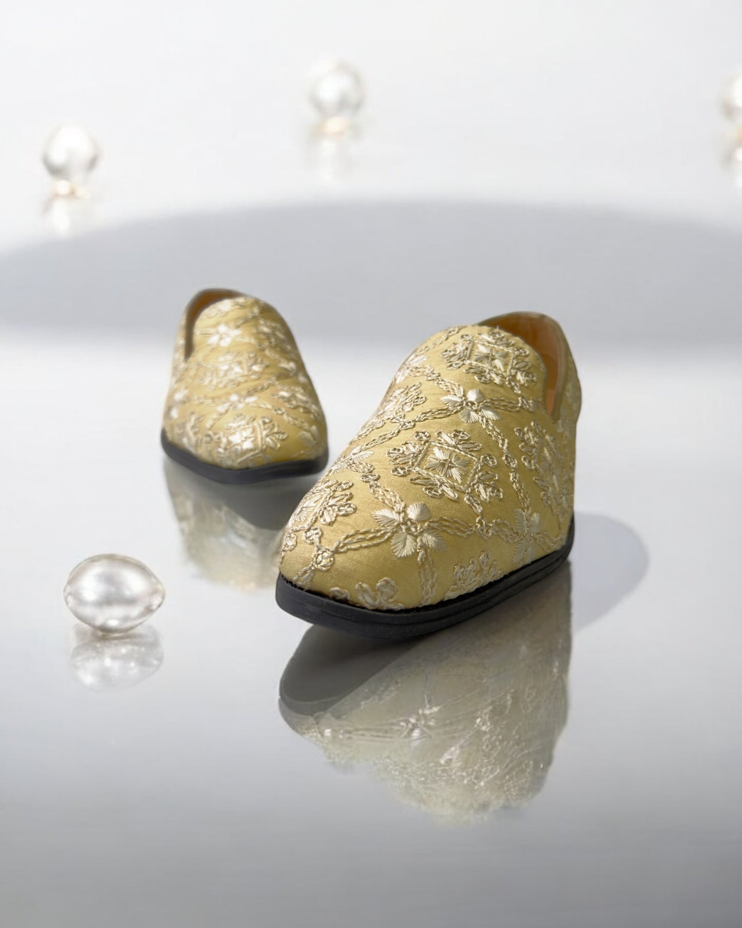 Men’s Embroidered Mojari – Regal Ethnic Slip-Ons for Weddings & Festive Wear