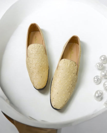 Men’s Embroidered Mojari – Regal Ethnic Slip-Ons for Weddings & Festive Wear