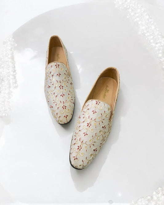 Embroidered Men’s Pearl Wite Embroidered Mojari – Regal Ethnic Slip-Ons for Weddings & Festive Wear