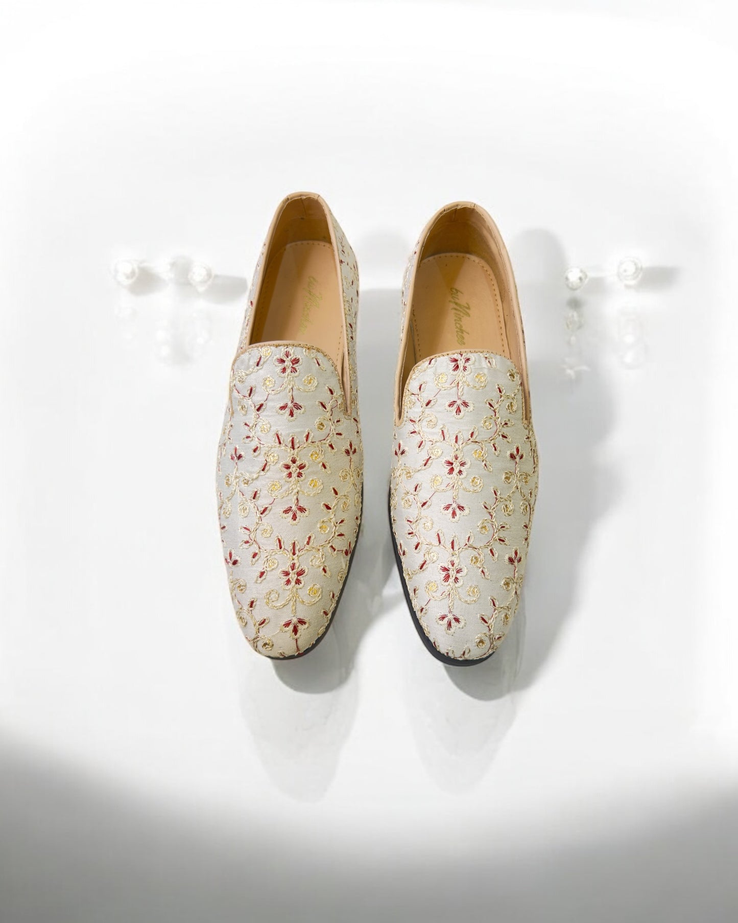 Embroidered Men’s Pearl Wite Embroidered Mojari – Regal Ethnic Slip-Ons for Weddings & Festive Wear