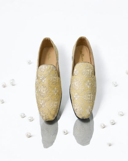 Men’s Embroidered Mojari – Regal Ethnic Slip-Ons for Weddings & Festive Wear